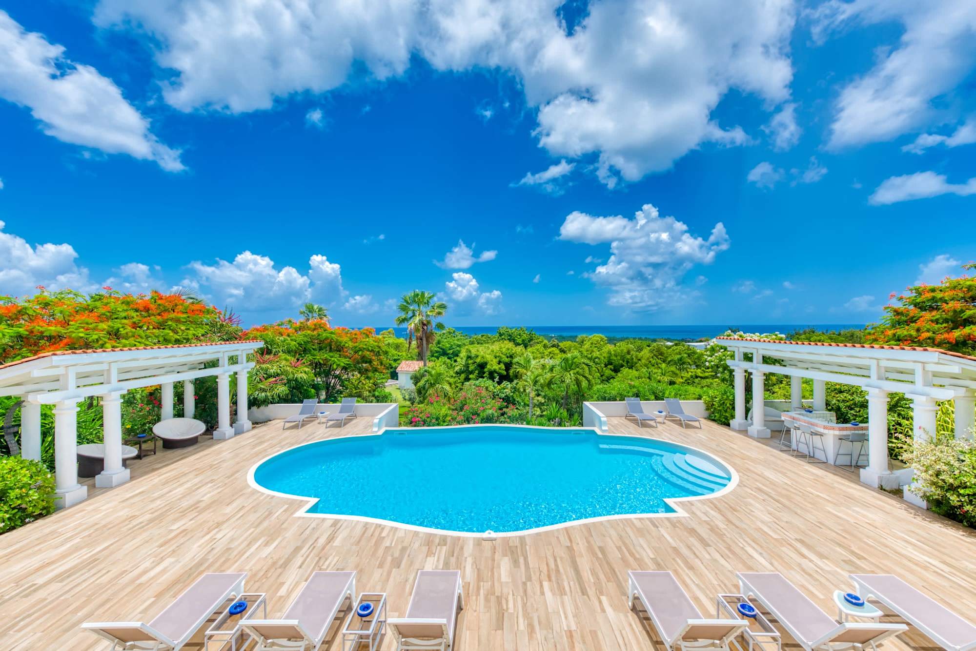 Villa Pamplemousse infinity pool overlooking the Caribbean Sea