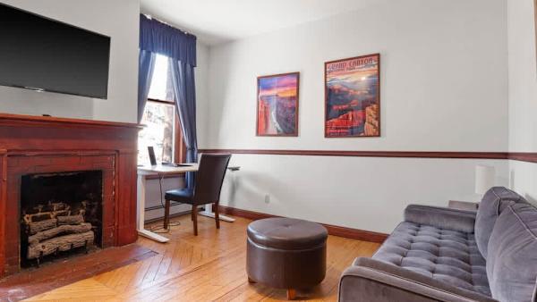 【Grand Canyon Room】In-room sitting area + standing desk — relax or log a real day