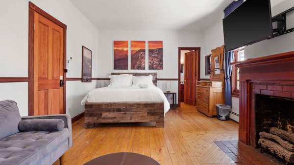 【Grand Canyon Room】Queen bed and blackout-dark nights — yours alone