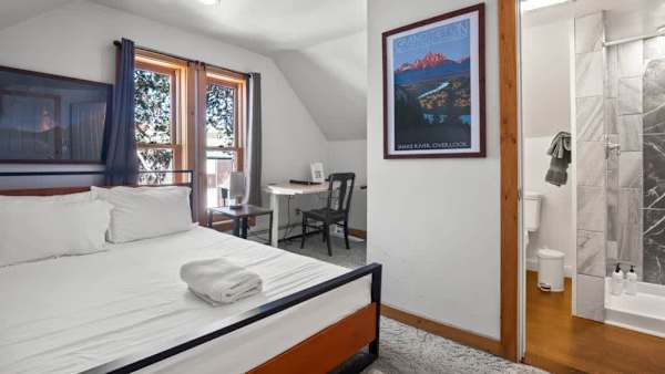 【Teton Room】Queen bed, mountain art, and blackout-dark nights — yours alone
