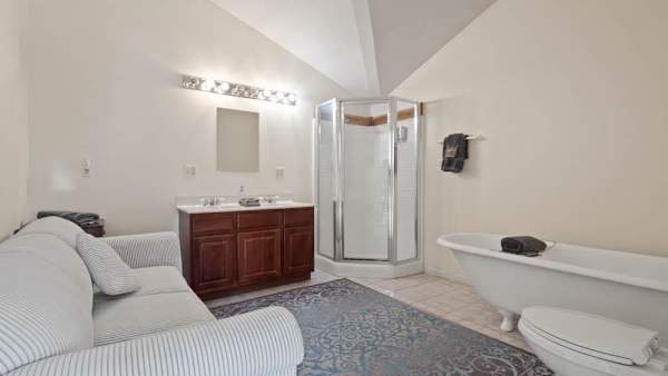 【Private Bath】Your own big bathroom — separate shower and a deep soaking tub