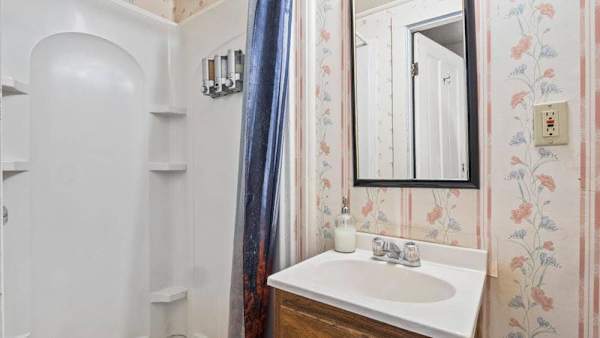 【Shared Bath】Down the hall and yours to use — walk-in shower, towels included