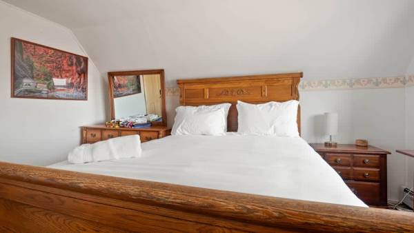 【Zion Room】Queen bed and blackout-dark nights — your private room