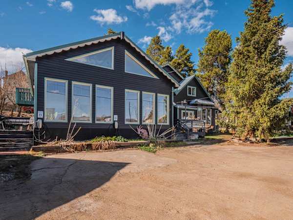 【Exterior】Big yard and decks — room to breathe at altitude