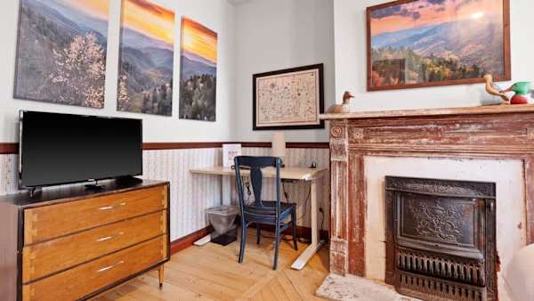 【Smoky Mountain Room】In-room work space + desk — log a real day, then soak
