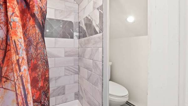 【Private Bath】Yours alone — walk-in shower, fresh towels