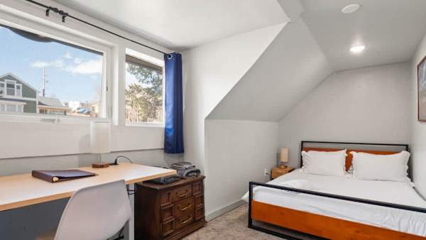 【Yellowstone Room】Queen bed + sit-stand desk — log a real day, then soak