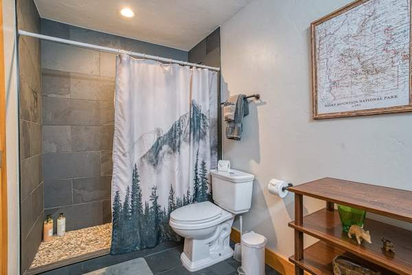 【Private Bath】Newly renovated, yours alone — walk-in shower, fresh towels