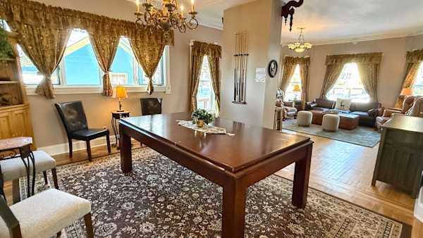【Billiard Room】Full-size table under the chandelier — the nightly rematch
