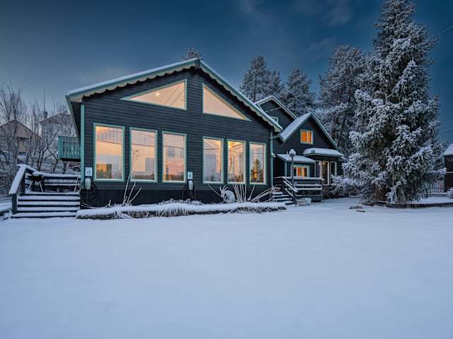 【Mountain Hideaway】 Victorian mansion on 7 city lots — 1 block to Main Street
