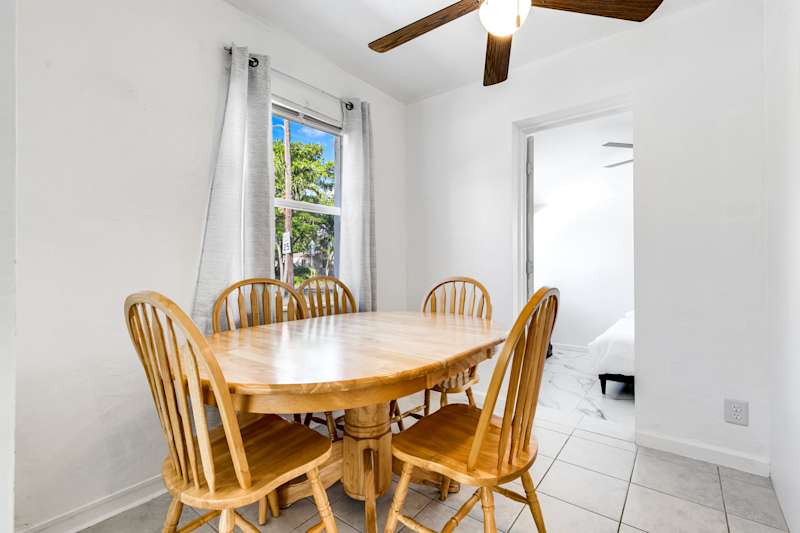 Pompano Bungalow: Our dining table can comfortably seat 5