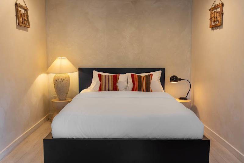 Sombra Cottage: Queen bed room with vintage furniture