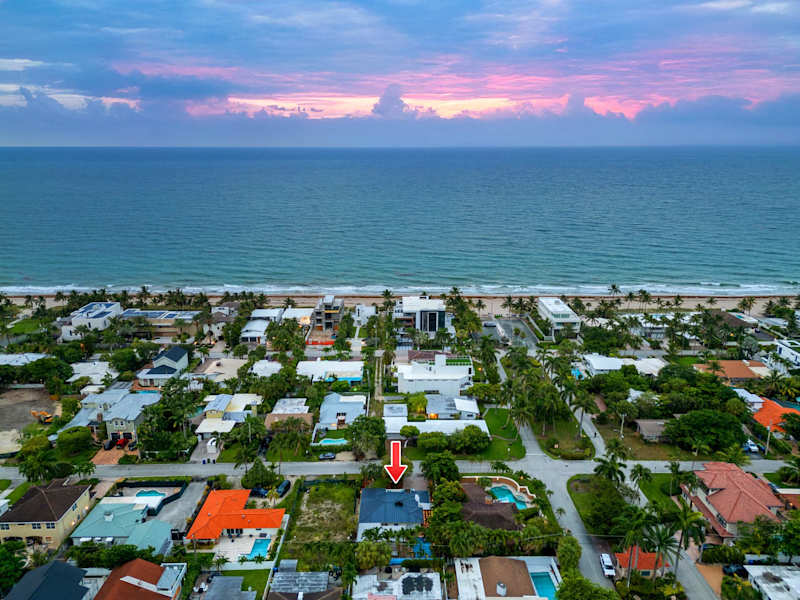 Beach Pop House: The beach and neighborhood from above, minutes from the house