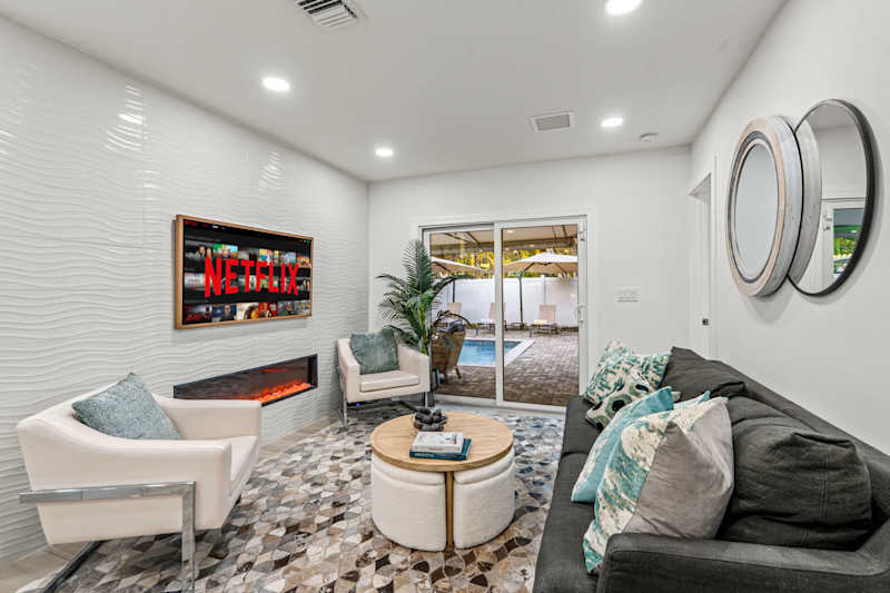 Casa Pura Vida: Living room with fireplace, smart TV and doors to the pool