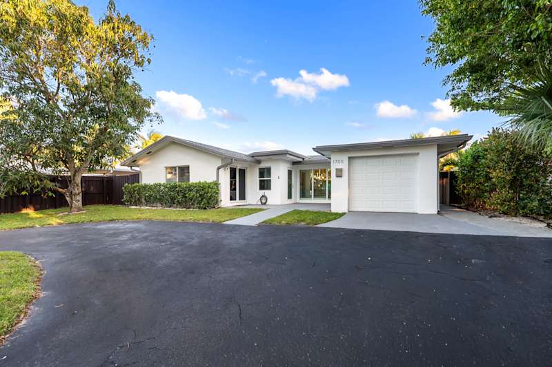 Canal House: The house and drive from the street