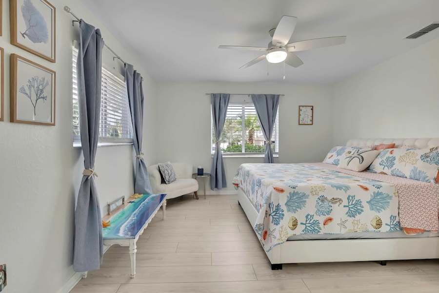 Master King Bed, Private Bathroom w/Pool entry