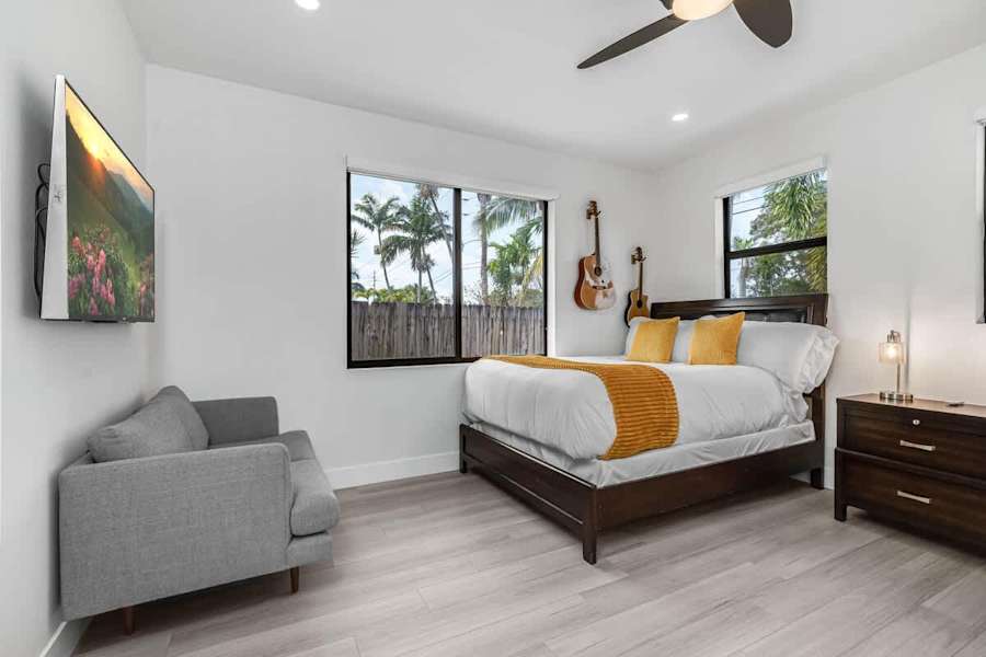 The Arcade House: Bedroom with king bed, sofa, smart TV and garden views
