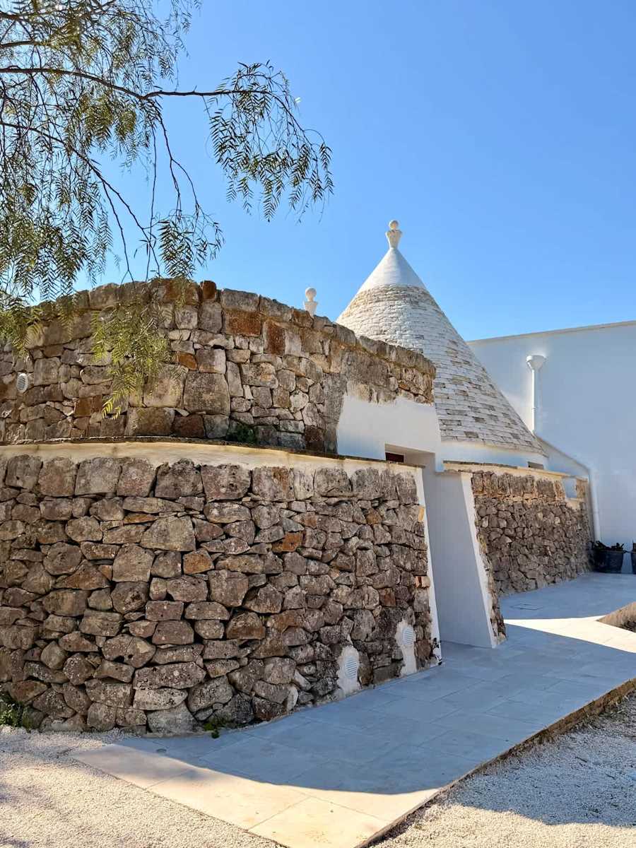 Trullo Ostro: Dry stone walls and path beside the trullo