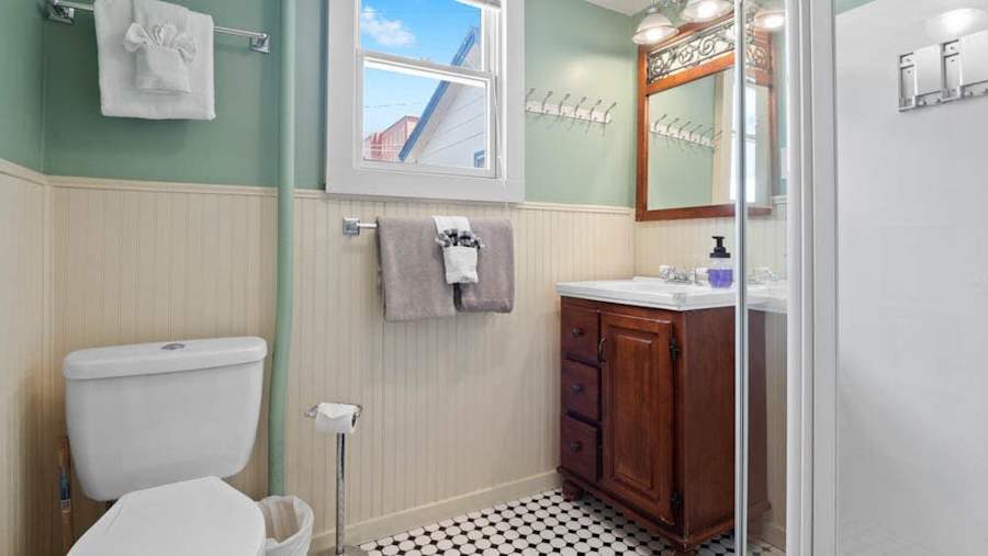 【Bathroom】One of 4.5 — no morning lineups with this many beds