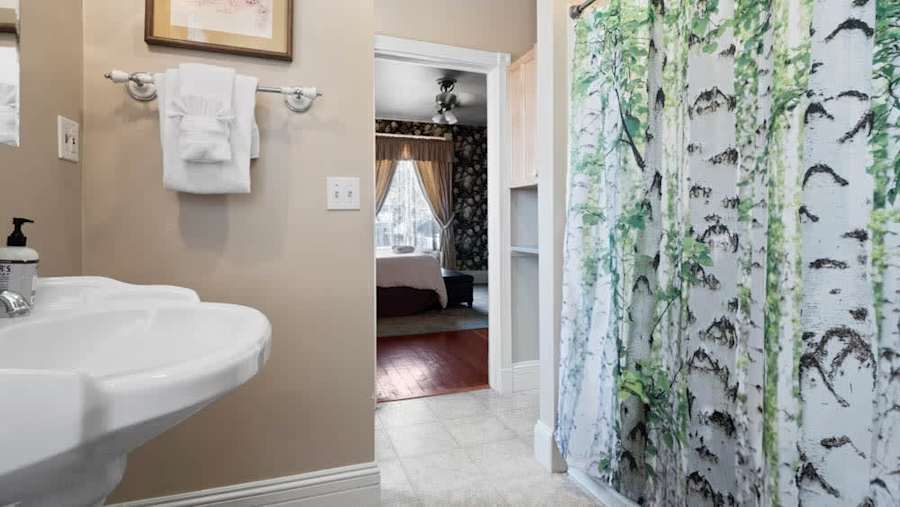 【En-Suite Bath】The jetted tub — first one back from the slopes wins