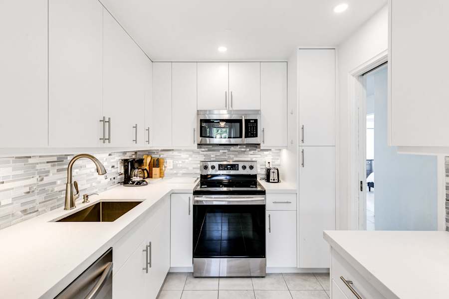 Pompano Bungalow: We have a fully equipped kitchen with stainless steel appliances