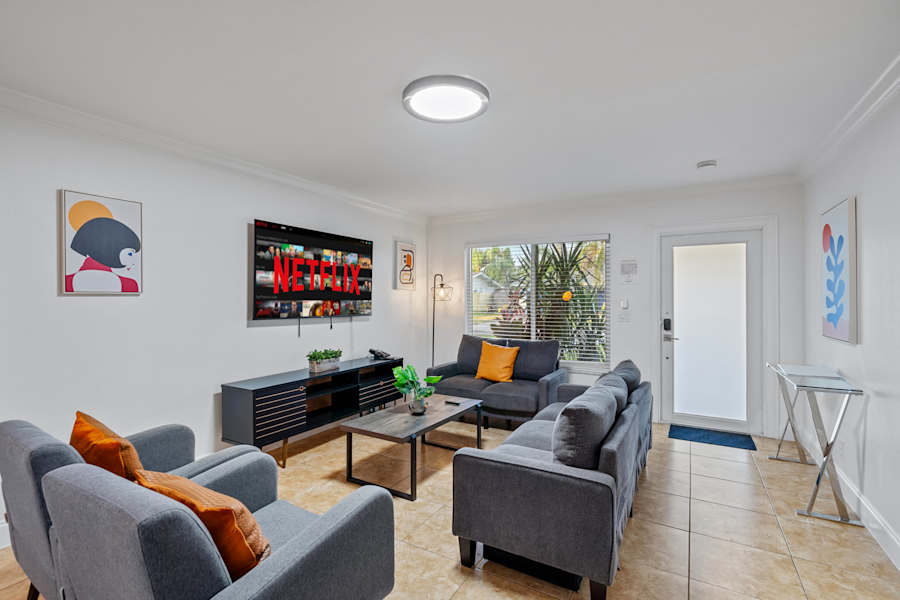 The Game House: Living room with two sofas, armchairs and a smart TV