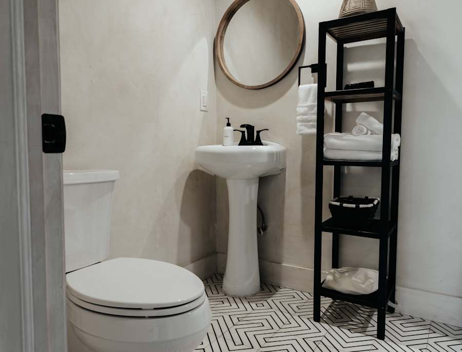 Sombra Cottage: Full sized bathroom with all that you need