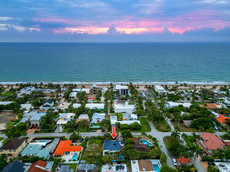 Beach Pop House: The beach and neighborhood from above, minutes from the house