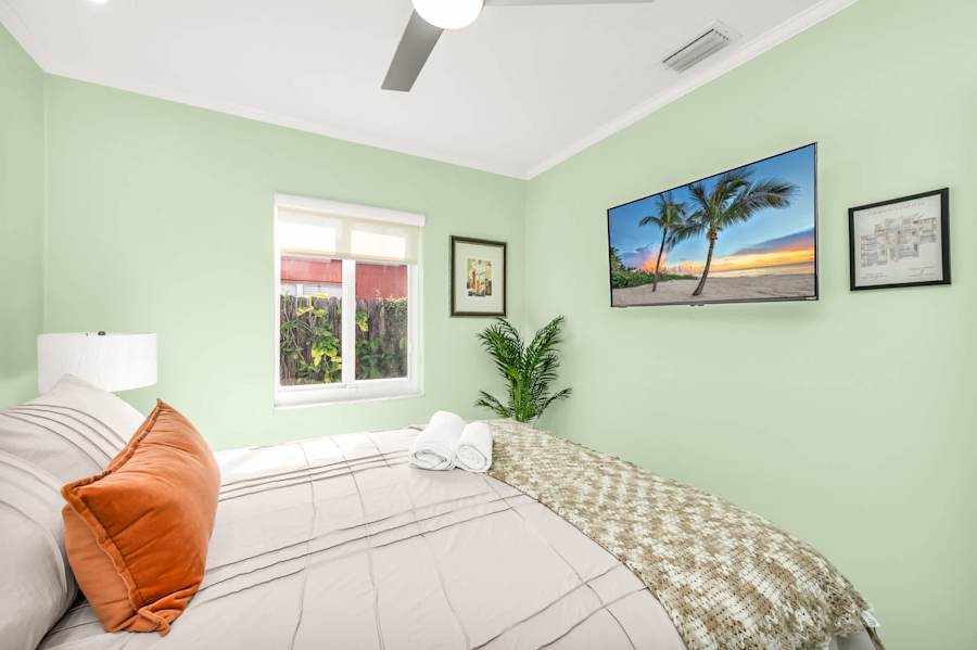The Fairway: Bedroom with king bed and fresh towels, under the ceiling fan