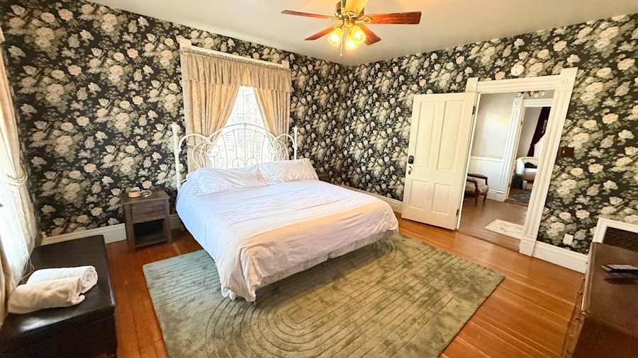 【Bedroom 1】Wide view of the king suite