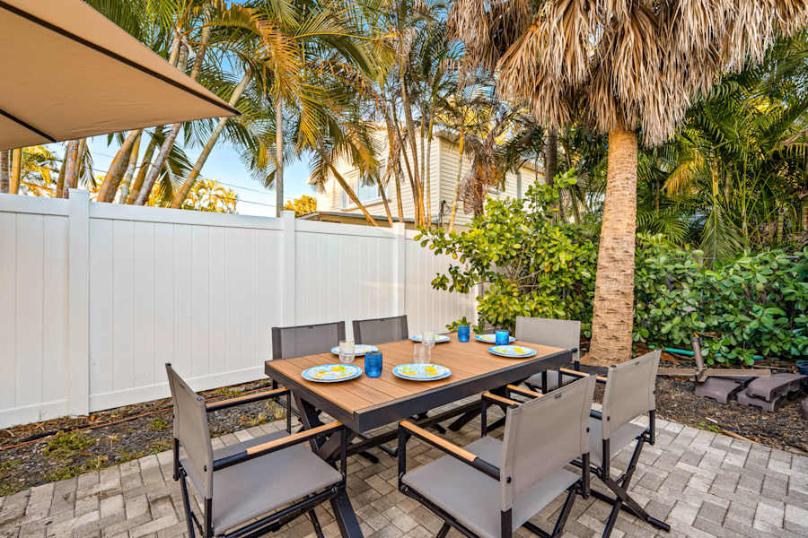 Casa Pura Vida: Outdoor dining for six in the private walled garden