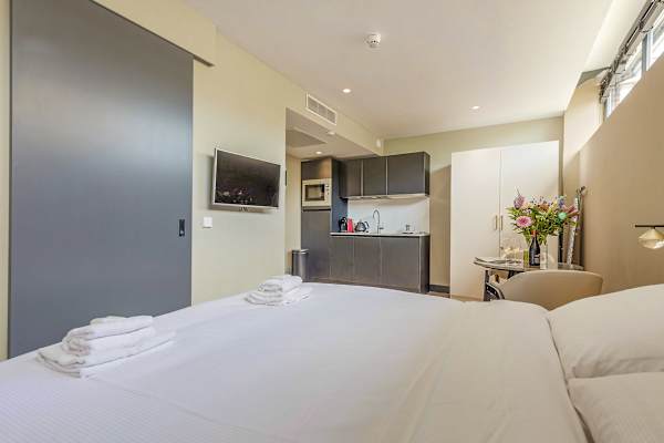 Furnished ground-floor studio apartment in Amsterdam with double bed and fully equipped kitchen
