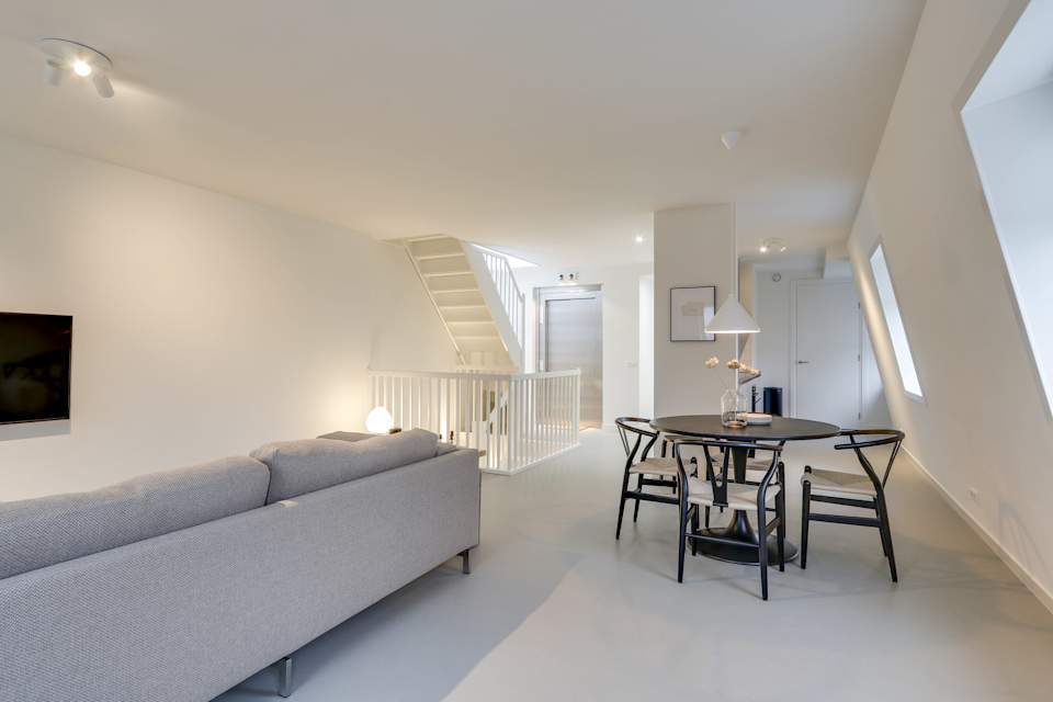 Image 2 of 18