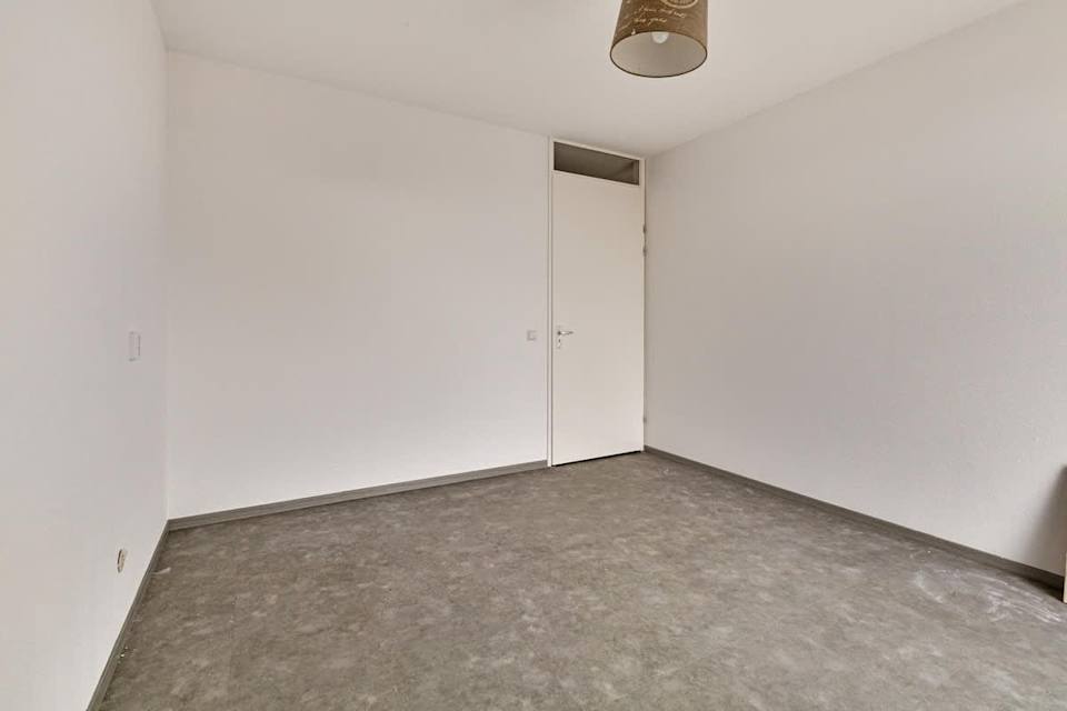Image 2 of 28