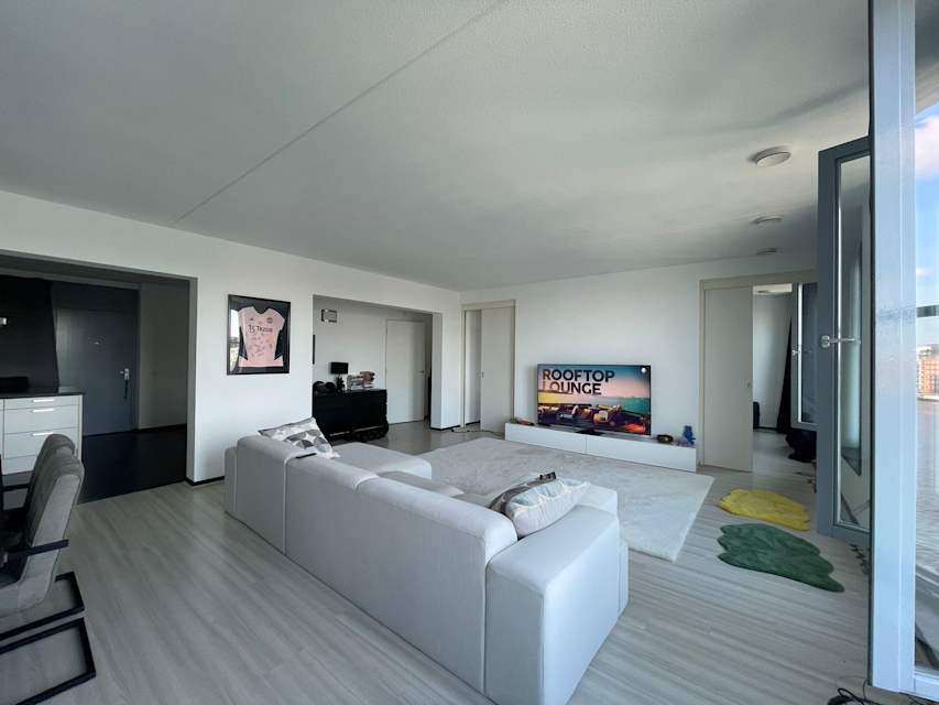 Image 3 of 27