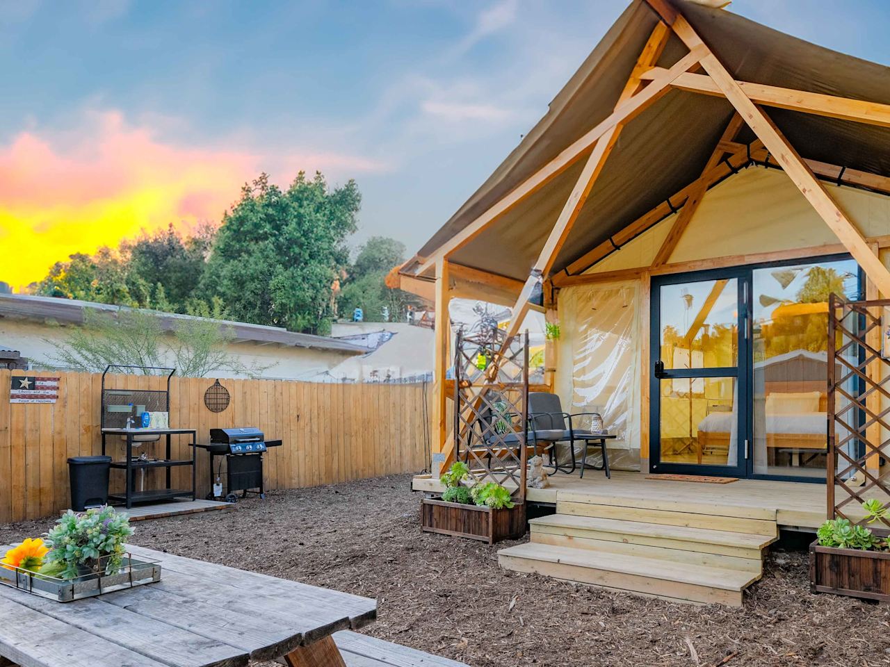 Cozy Retreat with Modern Amenities and Outdoor Fun photo 1