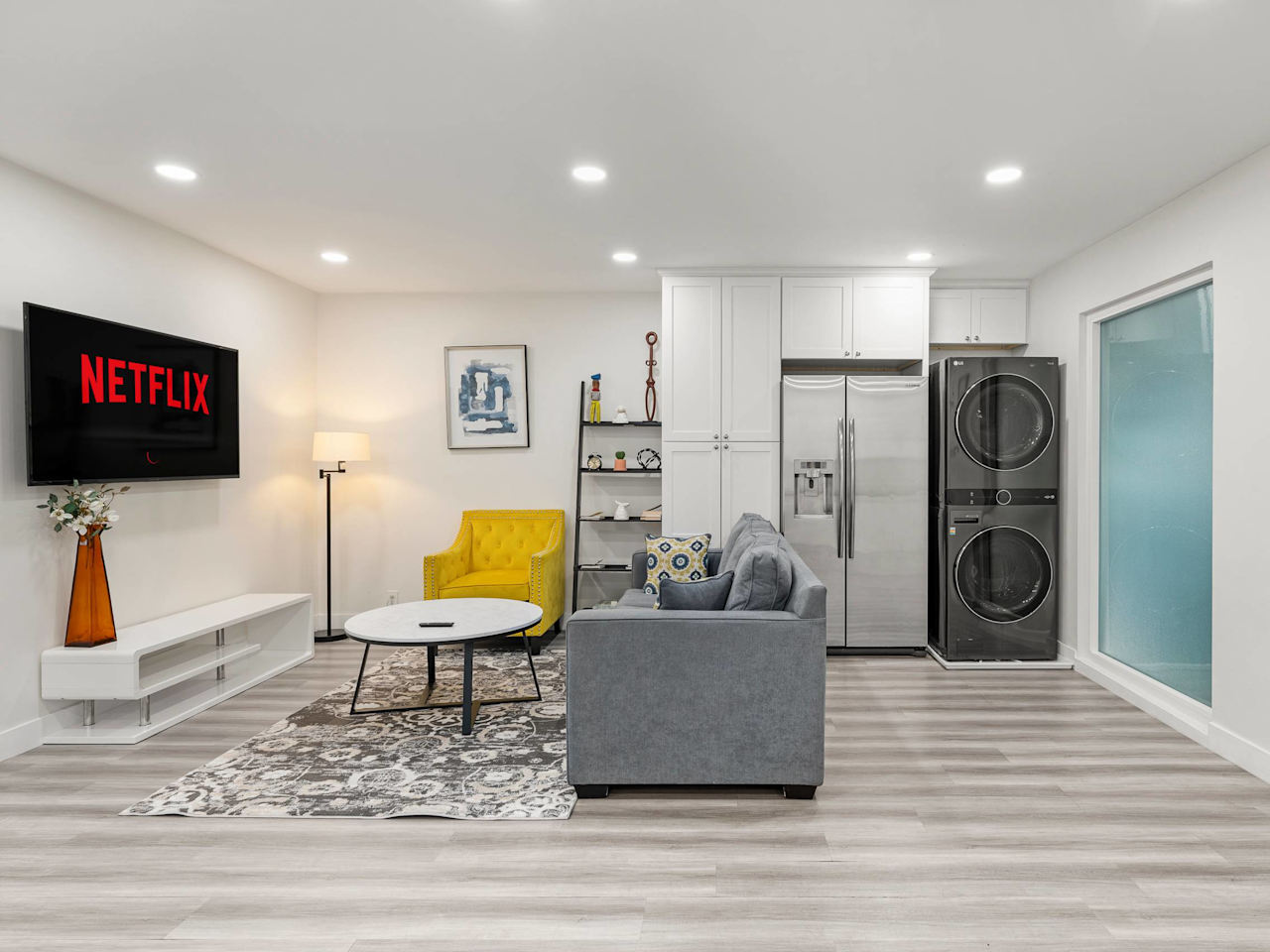 Modern Cozy Apartment w/ Parking in Prime Location #1 photo 1