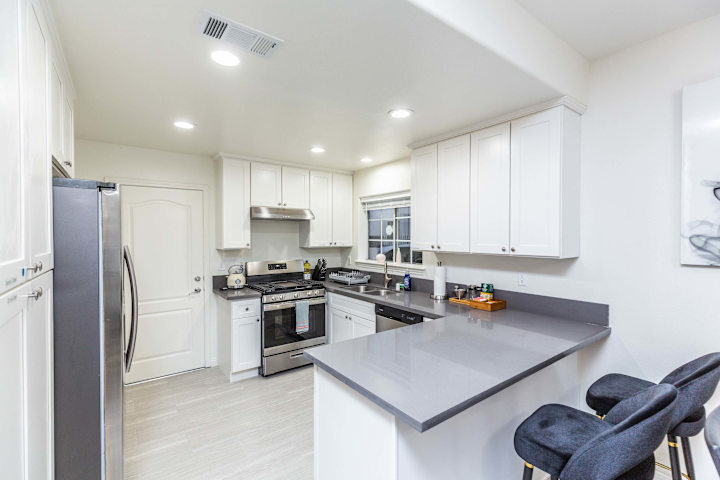 Not affected by the fire/Elegant Pasadena Retreat – Prime Comfort Awaits photo 4