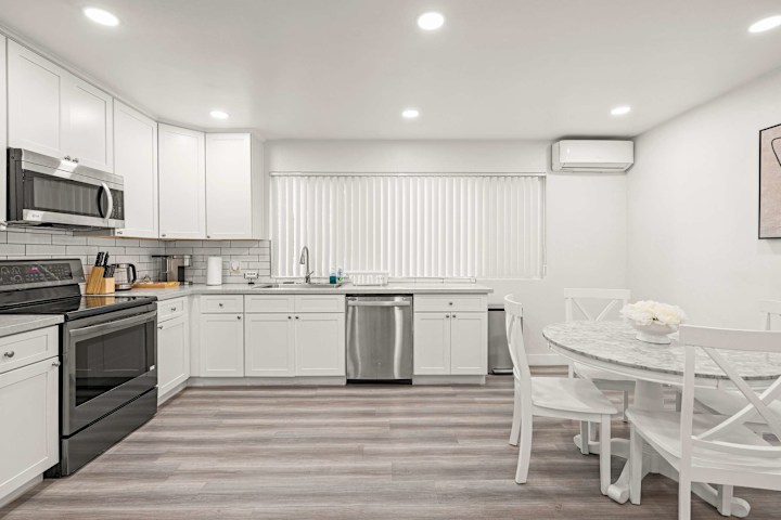Modern Cozy Apartment w/ Parking in Prime Location #1 photo 5