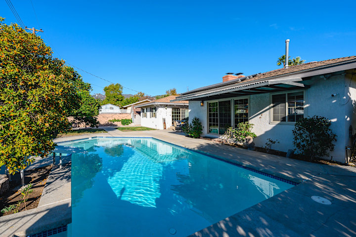 Luxury Estate with Sparkling Pool & Elegant Amenities photo 4