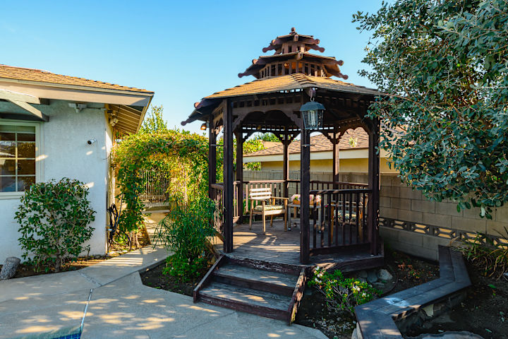 Luxury Estate with Sparkling Pool & Elegant Amenities photo 2