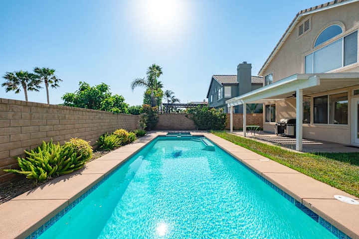 Bright Designer Home w Pool, Near Everything