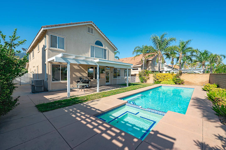 Bright Designer Home w Pool, Near Everything photo 2