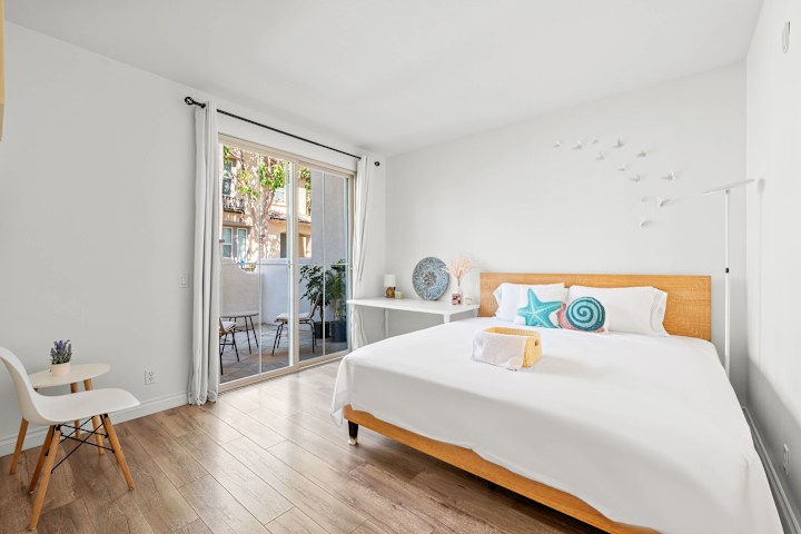 Private Entry Cozy Suite w Patio Bath Kitchenette