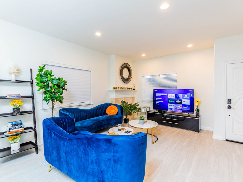Not affected by the fire/Elegant Pasadena Retreat – Prime Comfort Awaits