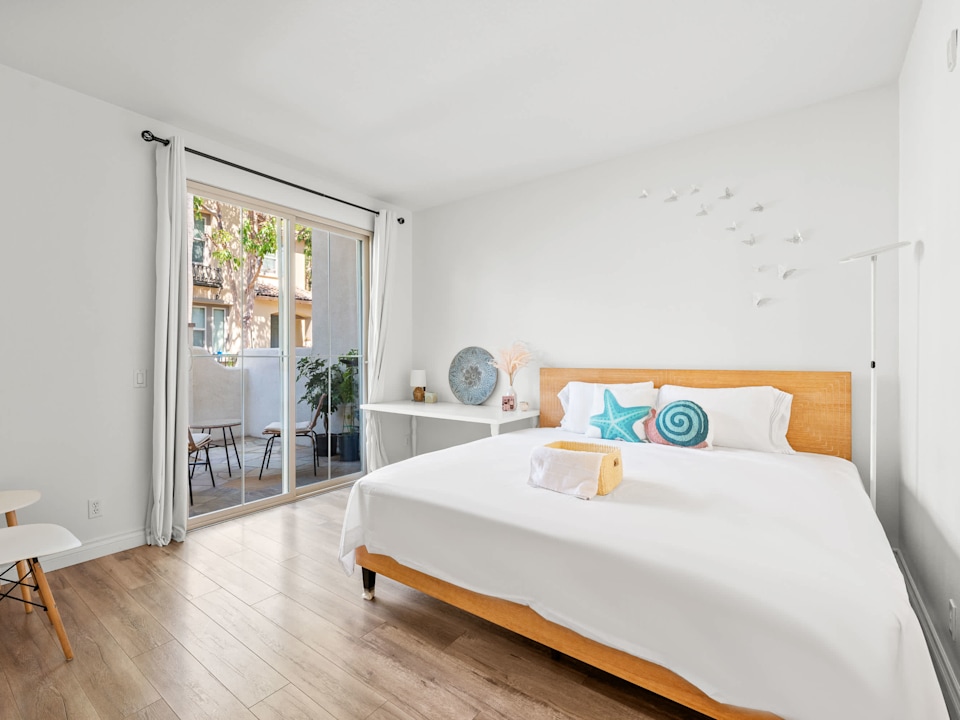Private Entry Cozy Suite w Patio Bath Kitchenette