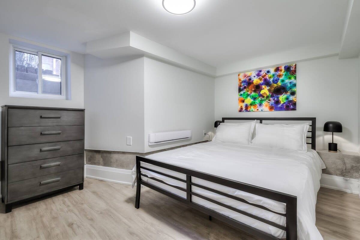 Snazzy 2BR Suite near Dundas Square