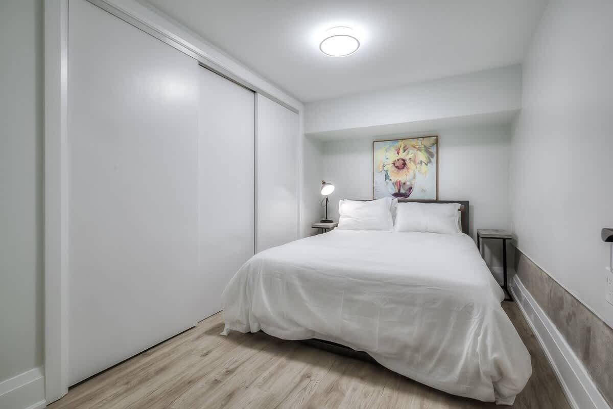 Snazzy 2BR Suite near Dundas Square