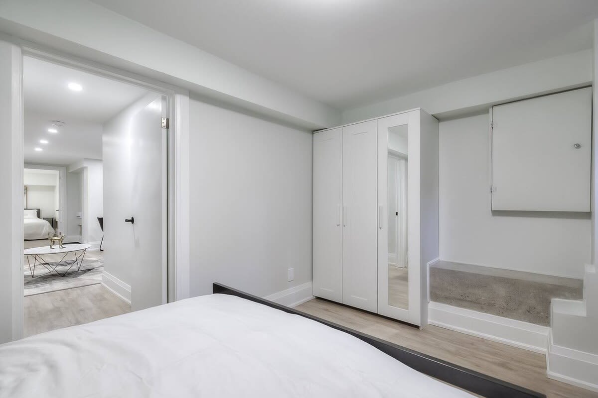 Snazzy 2BR Suite near Dundas Square
