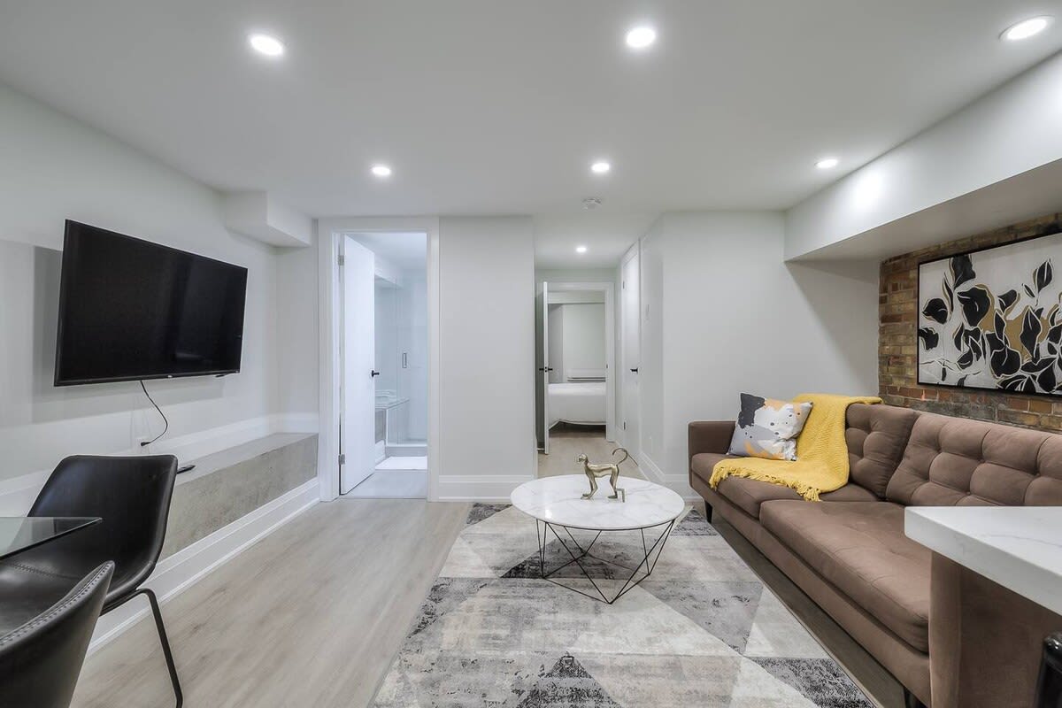 Snazzy 2BR Suite near Dundas Square